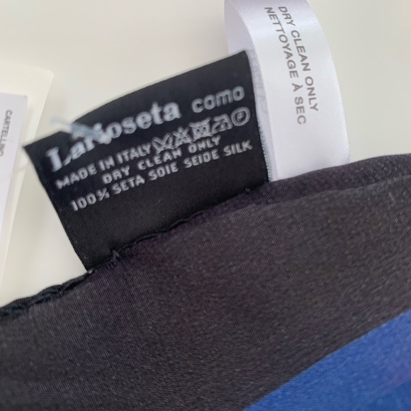 🌷♥️🌷 Boutique Moschino silk square Scarf NEW - Picture 8 of 8